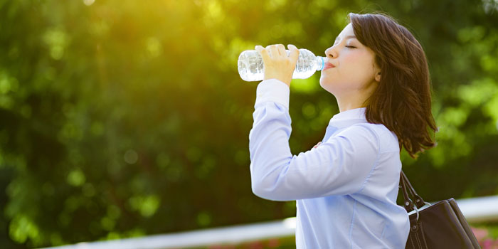 水飲む女性